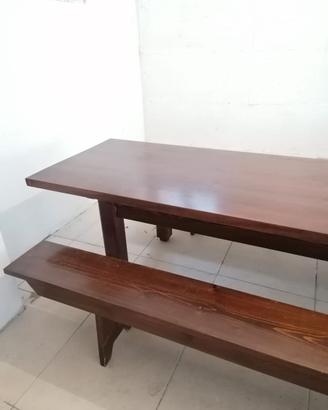 Tavolo in legno con panche