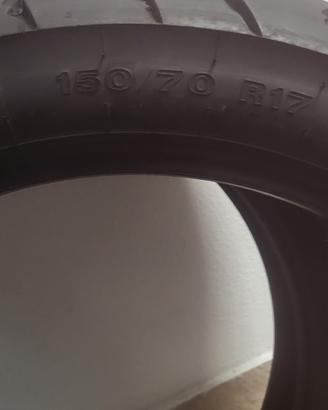 Gomme moto. 