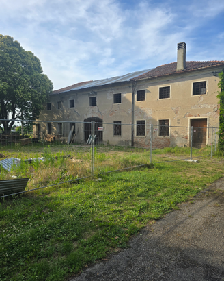 Rustico.Palazzo con terreno