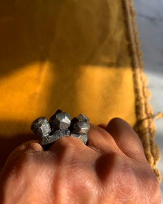 Anello in argento con brillanti grezzi