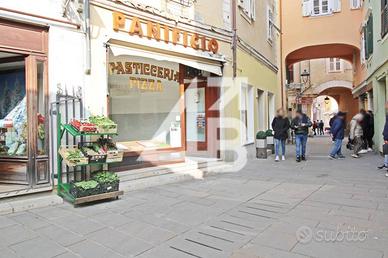 Attività / Licenza di 105 m² con 1 locale a Muggia