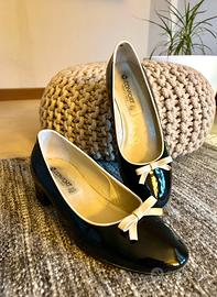 Scarpe con tacco basso vernice