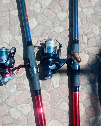 Tre set da tre canne da pesca con mulinello comple