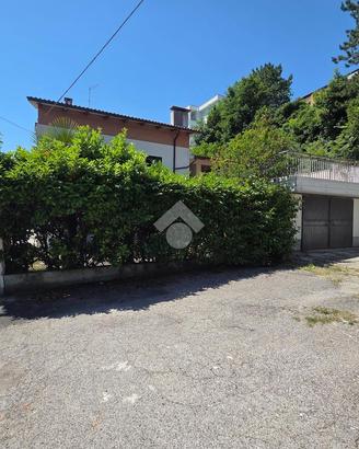 4 LOCALI A MUGGIA