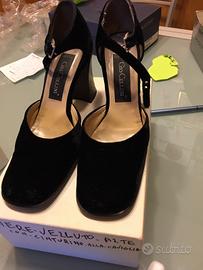 Scarpe in velluto nero con cinturino