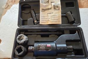 Moltiplicatore di forza per smontare ruote camion