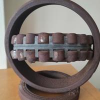 Scultura-Portacenere in Ferro con Cuscinetti