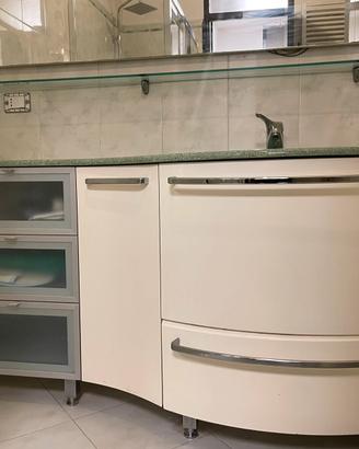 Mobile bagno moderno con lavabo