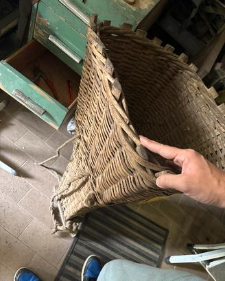Cesto in vimini d’epoca intrecciato a mano