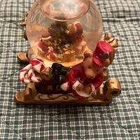 Bolla di vetro con neve cadente