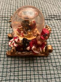 Bolla di vetro con neve cadente