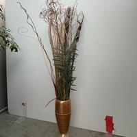 Vaso decorativo con composizione di fiori e rami s