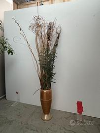 Vaso decorativo con composizione di fiori e rami s