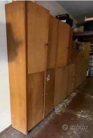 Scaffalatura metallica con ante di legno