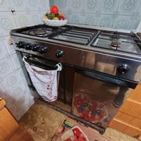 Cucina a gas con cappa