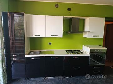 Cucina lineare completa di elettrodomestici 