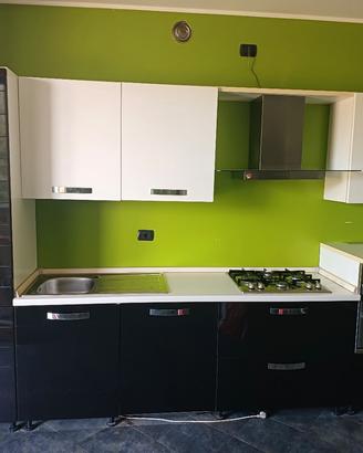 Cucina lineare completa di elettrodomestici 