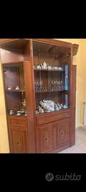 Parete attrezzata in legno.