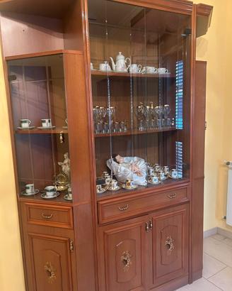 Parete attrezzata in legno.