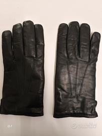 Guanti in pelle nera dal design classico