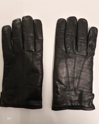 Guanti in pelle nera dal design classico