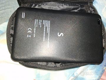 tablet nero con custodia nera