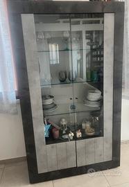Vetrina in stile moderno con ante in vetro
