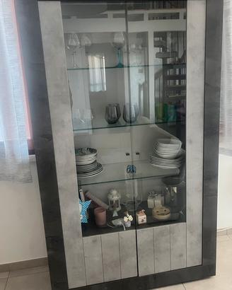 Vetrina in stile moderno con ante in vetro