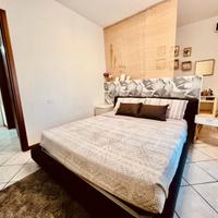 Armadio con ante scorrevoli e letto