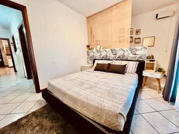 Armadio con ante scorrevoli e letto