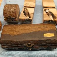 Coltelli e ciondoli di palco lavorati a mano