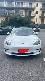 Tesla Model 3 subentro leading