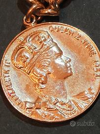 ciondolo regina Elisabetta II, collana