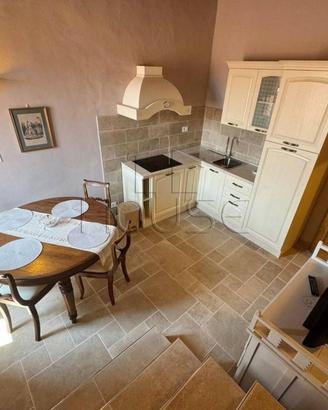 Rustico / Casale di 85 m² con 2 locali a Monte San