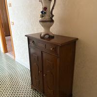 Scarpiera in legno e soprammobile in capo di monte
