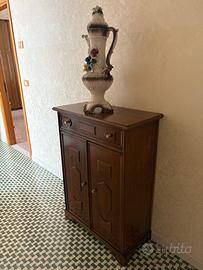 Scarpiera in legno e soprammobile in capo di monte