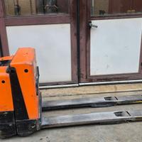 transpallet elettrico con batteria  nuova