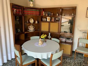 Vetrina + tavolo rotondo + 6 sedie