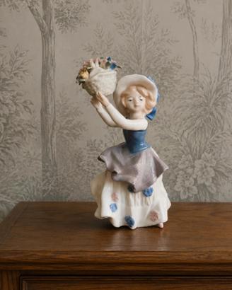 statuina in porcellana fanciulla stile Nao/Ladro'