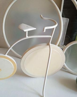 Set vintage di cornice portafoto e lampada pop art