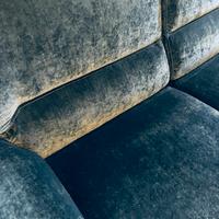 Divano blu navi in velluto morbido