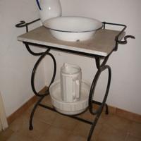 Antico lavabo anteguerra.