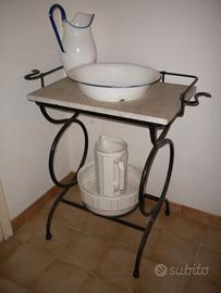 Antico lavabo anteguerra.