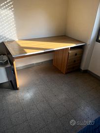 Scrivania con cassetti