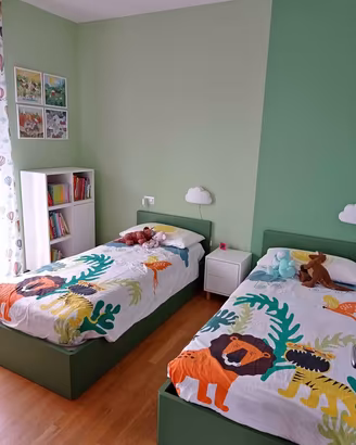 Cameretta bambini 2 letti 1 comodino 1 libreria