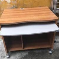 Scrivania color noce e piano color grigio