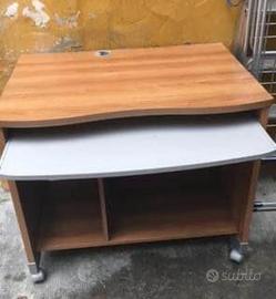 Scrivania color noce e piano color grigio