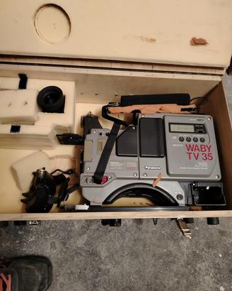 Cinepresa Panasonic Vintage con valigia e stativo