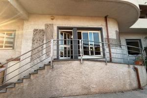 Ampio locale comnerciale affita si