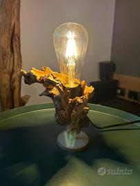 Lampada da tavolo artigianale in legno naturale